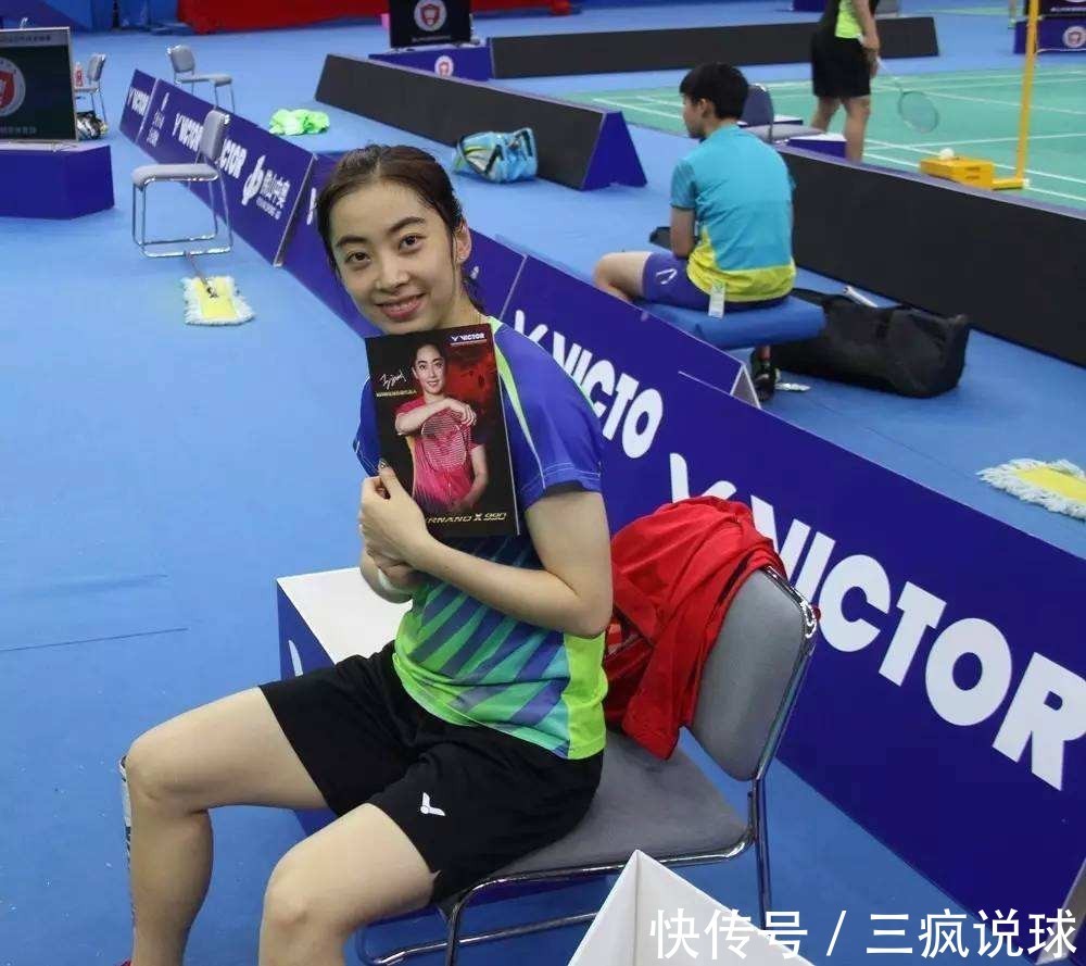 諶龍|恩愛!諶龍攜嬌妻亮相央視節(jié)目,外貌神似王祖賢,31歲保養(yǎng)似少女