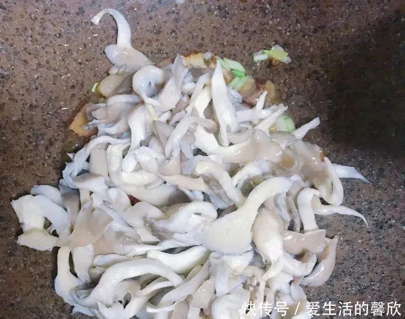 下饭|腊肉炖平菇的做法，下饭又美味！