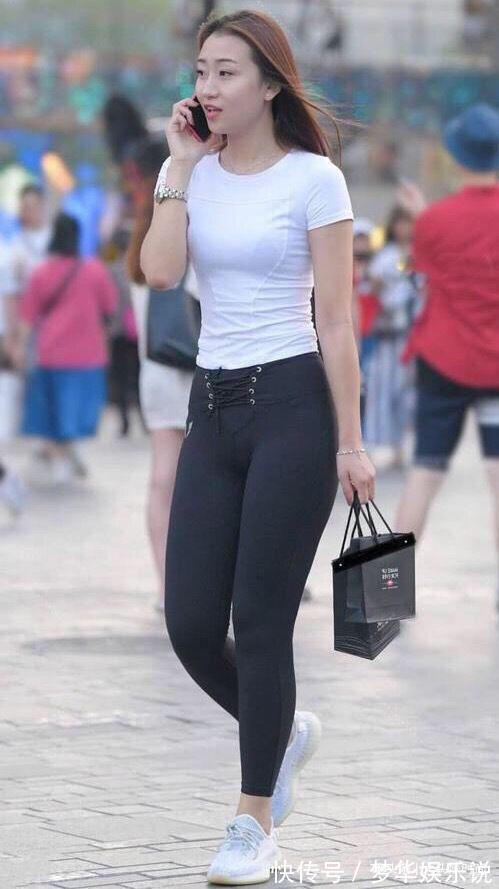 修身裤|白色短袖搭配黑色修身裤，简约又时尚，运动感十足！