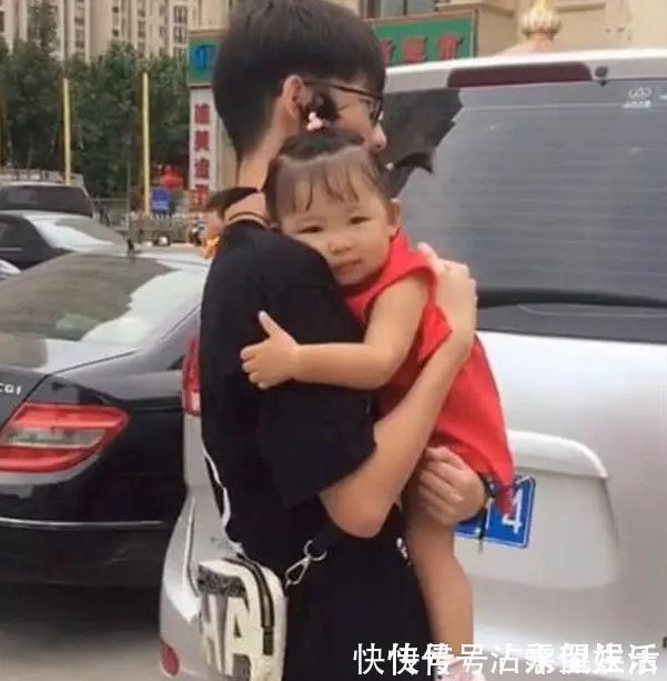 大宝|相差20岁的兄妹逛超市,妹妹不停买,哥哥蹲地诉苦:留点老婆本