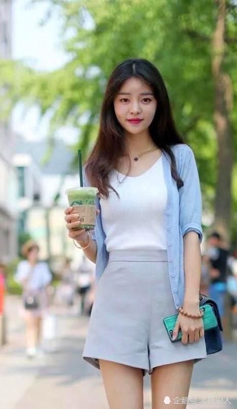 街拍，气质如画的靓丽佳人，唯美穿搭引领时尚潮流，展现最美好的一面