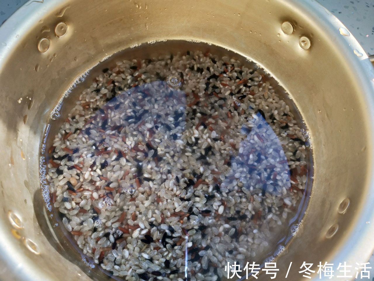 浸泡|杂粮营养丰富，煮成米饭，又香又好吃