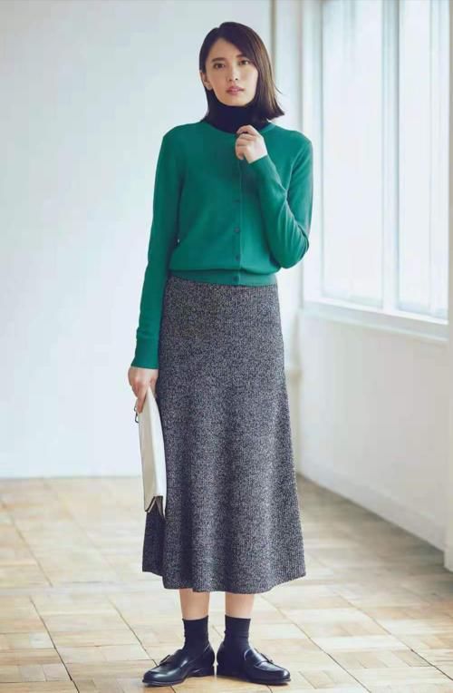 春天穿奶奶衫时，如何避免老气？针织开衫的“穿搭之道”，请知悉