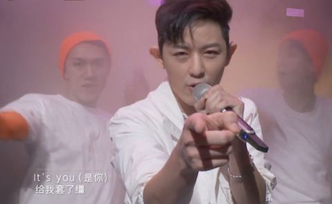 披荊斬棘|《披荊斬棘》表演狀況多，彩排掉下舞臺(tái)、唱歌跑調(diào)、有人被打馬賽克