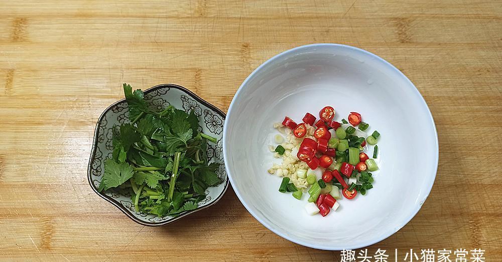 杏鲍菇凉拌比直接用热油炒出来的杏鲍菇口感更好，味道也清香