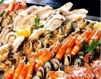 助餐厅|小伙去吃自助餐,全程只捡一种水果吃,没想一个月后,饭店关门了