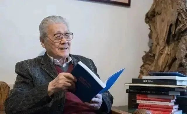 蓝天野@“七一勋章”获得者蓝天野书法不是闹着玩的,洒脱沉稳,果敢开阔