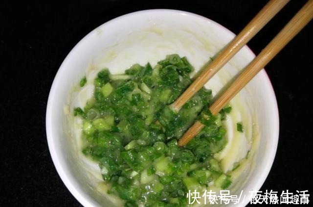 烫面|葱油饼新做法,不用揉面,不用烫面,外酥里嫩,放凉了也不会硬