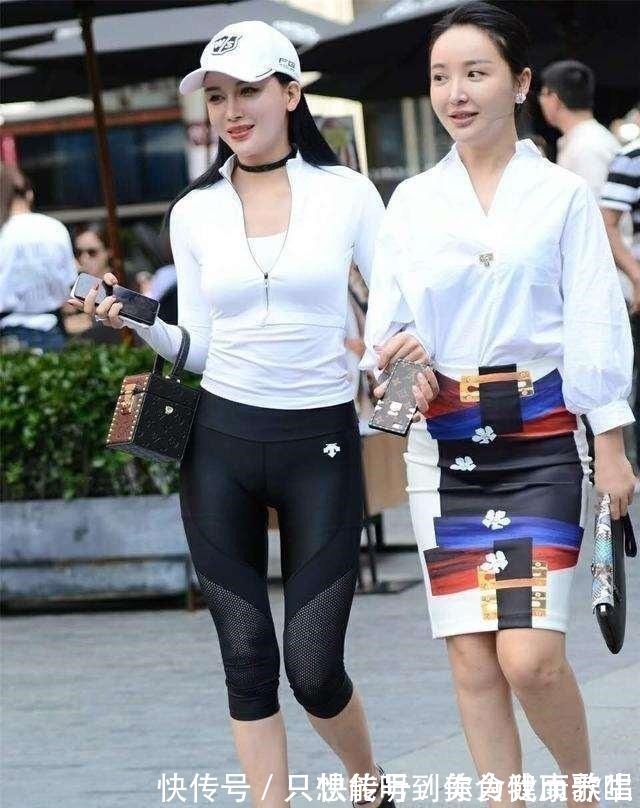 小仙女 黑色打底裤搭配时尚白色上衣,时尚潮流感,让你的身材看起来挺拔!