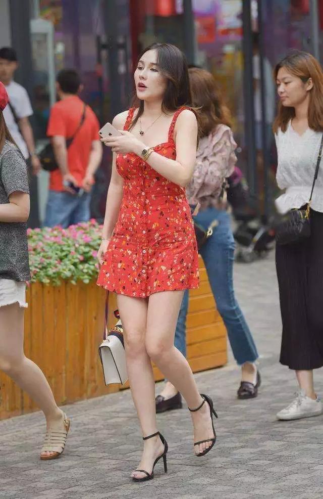 街拍：身材高挑的小姐姐，墨镜戴出了个性，笑容很甜美