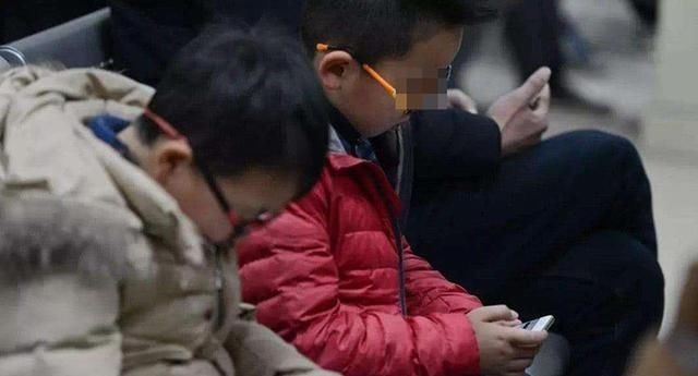 玩手机|经常玩手机的孩子,身上的这项能力,比不玩手机的孩子,要强太多