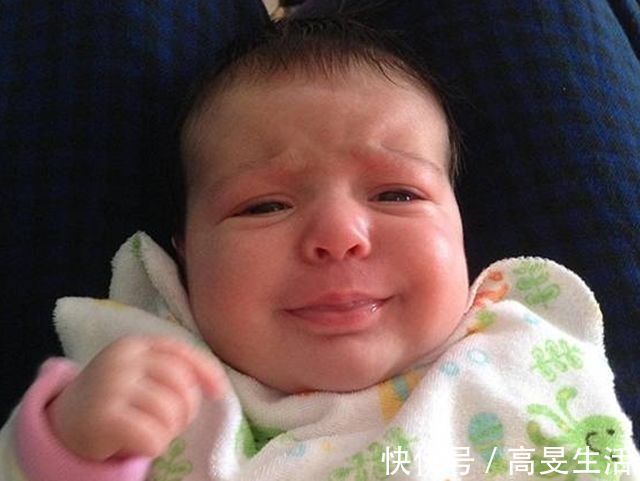 臭臭|宝爸发现萌娃“拉臭臭”后,露出嫌弃表情,抱娃姿势成笑点