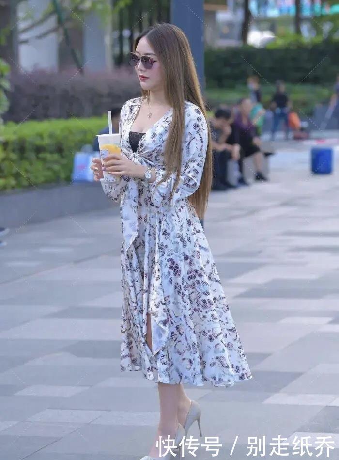梦笑开娇靥,眼鬟压落花,轻纱连衣裙配银色高跟的时尚优雅穿搭