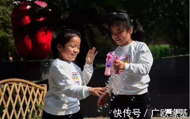 双胞胎|我国首例“坐骨连体”双胞胎,成功分开11年了,她们现在还好吗