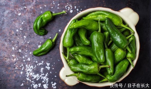 买青椒时,挑弯的还是挑直的种菜农看“这里”就知辣不辣!