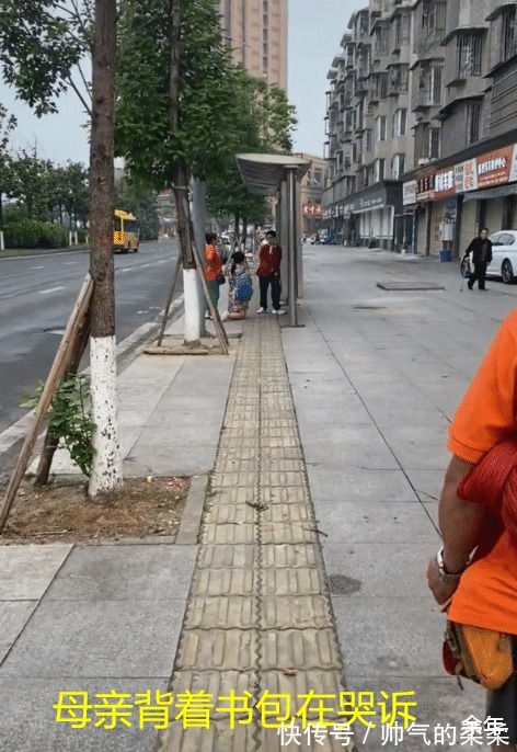 灵魂|四川南充，一位母亲当街给孩子下跪，有些父母灵魂是空的