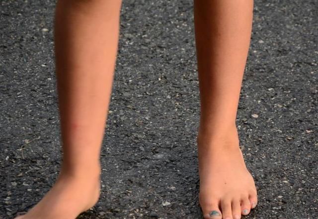 宝宝|宝宝到底能不能光脚，儿科医生发话了！现在看到还不晚