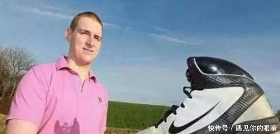 世界上最大的脚,总长36.8厘米,鞋子可以给宝宝当摇篮