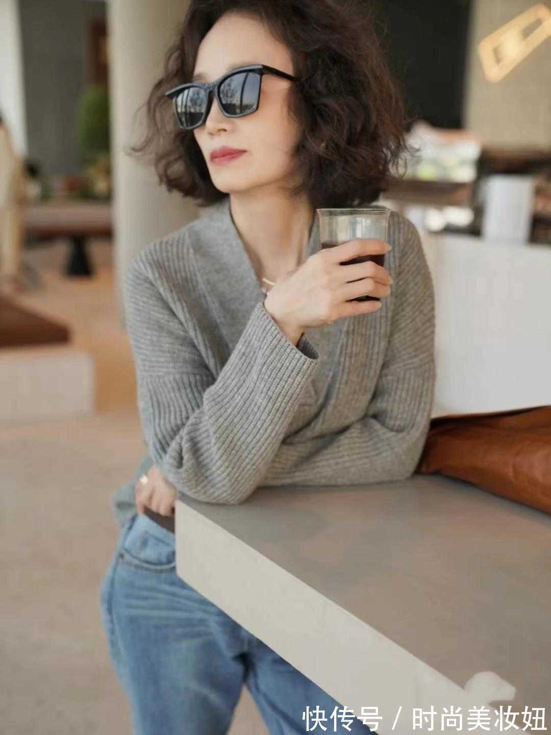 灰色 上了年纪的女人,建议多穿“高级灰”,显气质又得体大方,真高级