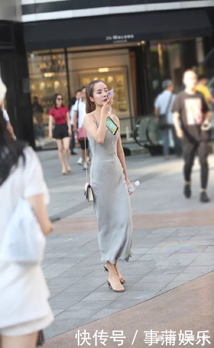 高跟鞋让女生显高显瘦,看上去更加的有气质