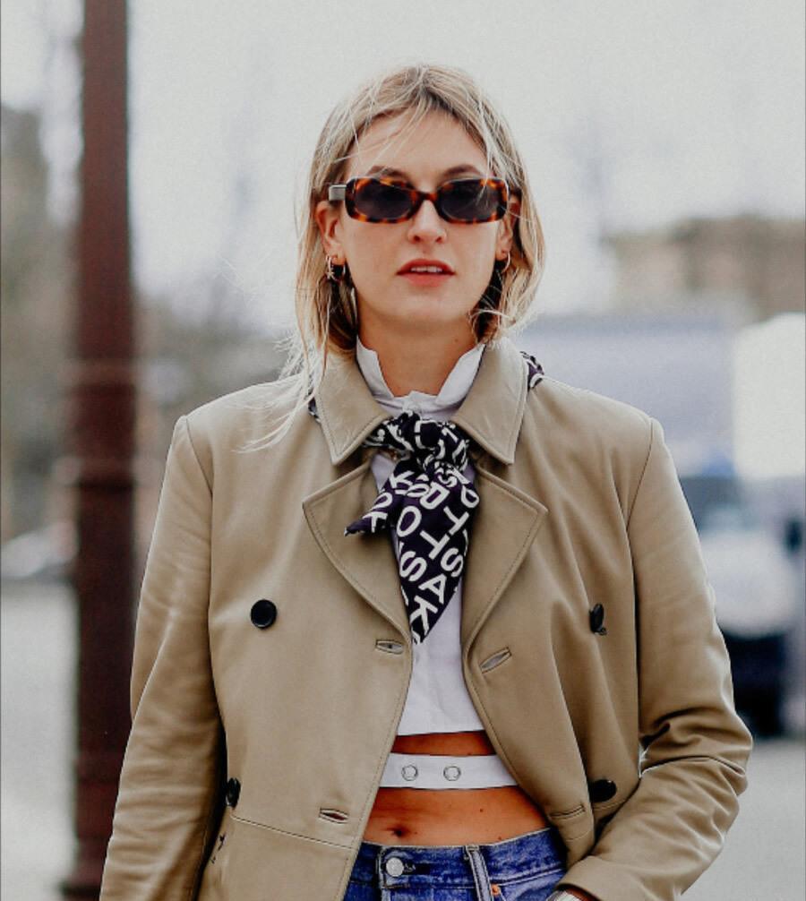 洋气|小方巾怎么系好看?当成手链优雅洋气,绑在辫子上复古又有气质