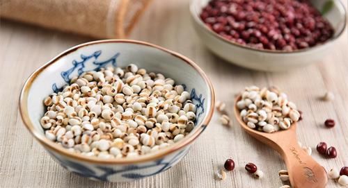 熬夜玩手機時，3種食物是眼睛天然的“救星”，健康又“護眼”