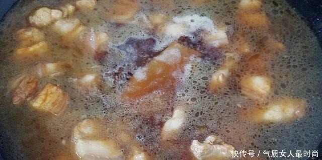 猪肉|焖猪肉的简单做法,这样做的猪肉又好吃又好看,很美味的家常菜