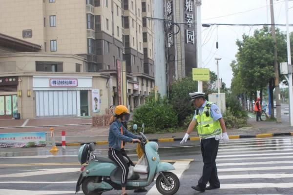 小胡|连续奋战30多天，43岁辅警倒在抗疫一线