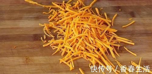 搅拌均匀|南瓜加韭菜最近火了，这样做太香了，饭店都吃不到，上桌就抢光