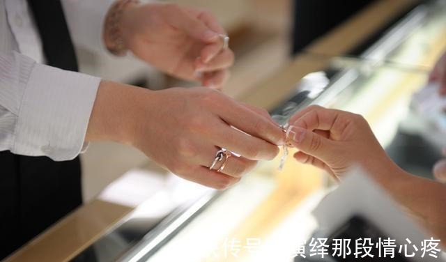 火彩 前几年在美国很火的莫桑钻,到底是不是钻石!