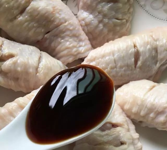 比可乐鸡翅还好吃的蜜汁烤翅,简单三步就能做出来,上桌就光盘!