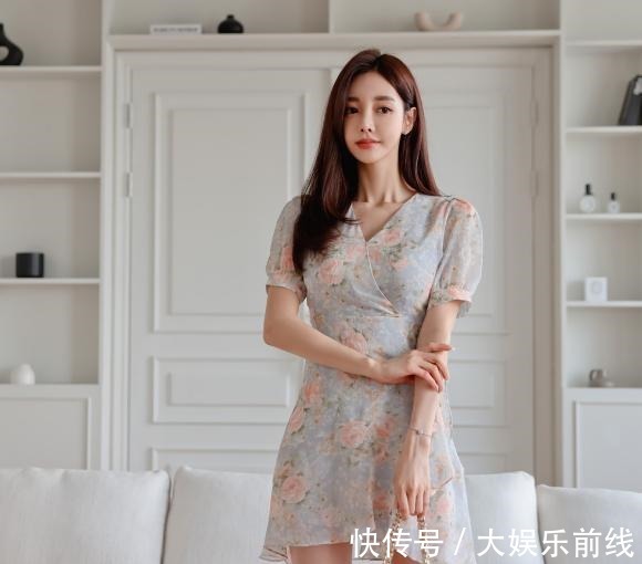 搭配@女神孙允珠高清时尚搭配青绿翡翠冰蓝蔷薇香庭雪纺裙!