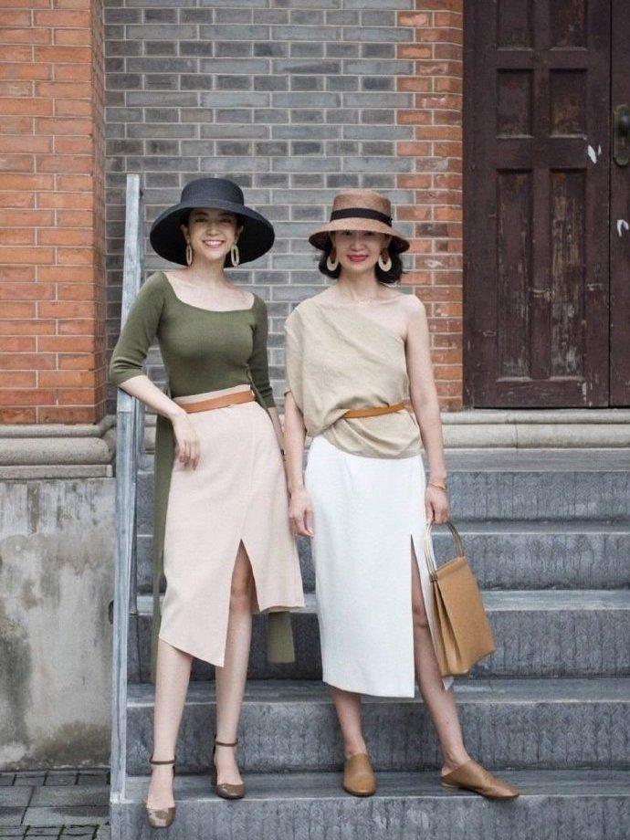 神仙母女 “神仙母女”初秋这样穿搭真减龄,奔四奔五穿出少女感,美成姐妹