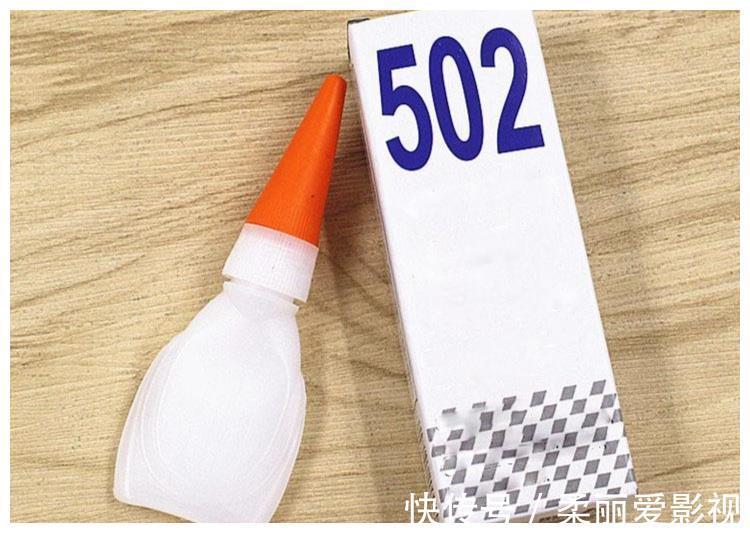 生理盐水|儿子误把502胶水滴进眼里,爸爸一举动救了娃,医生:干得漂亮