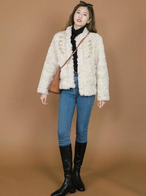 2021年不流行马丁靴了，现在流行这双“膝下靴”，不仅时髦还显高