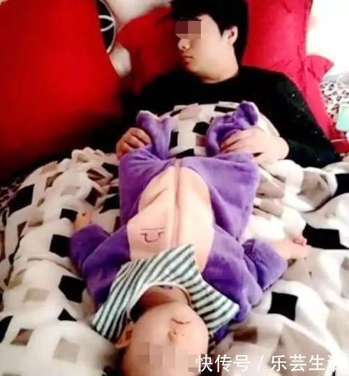 睡着|爸爸陪娃睡觉,醒后发现娃不见了,吓坏了赶紧找,结果自己都乐了