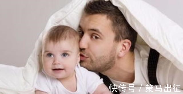 爸们|佛系爸爸“挎包式背娃”火了,网友没危险时爸爸是最大危险