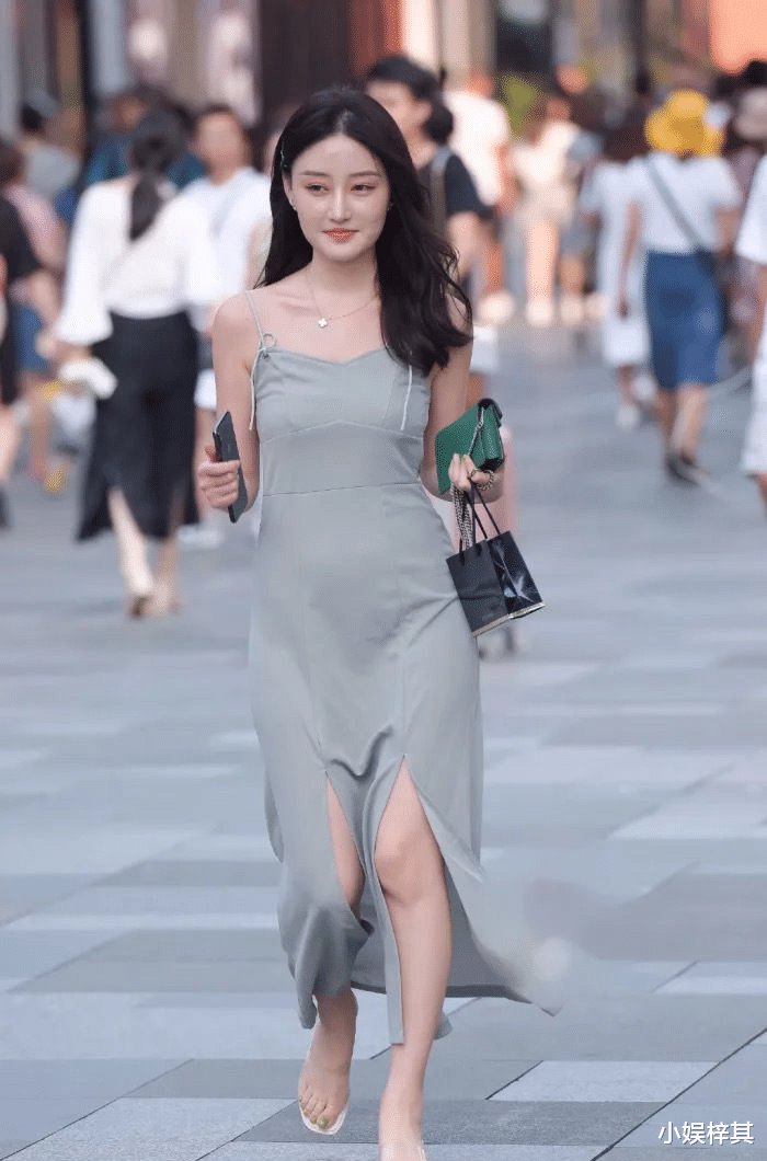 谁说灰色没有气质，一件修身丝质长裙，尽显出女性魅力