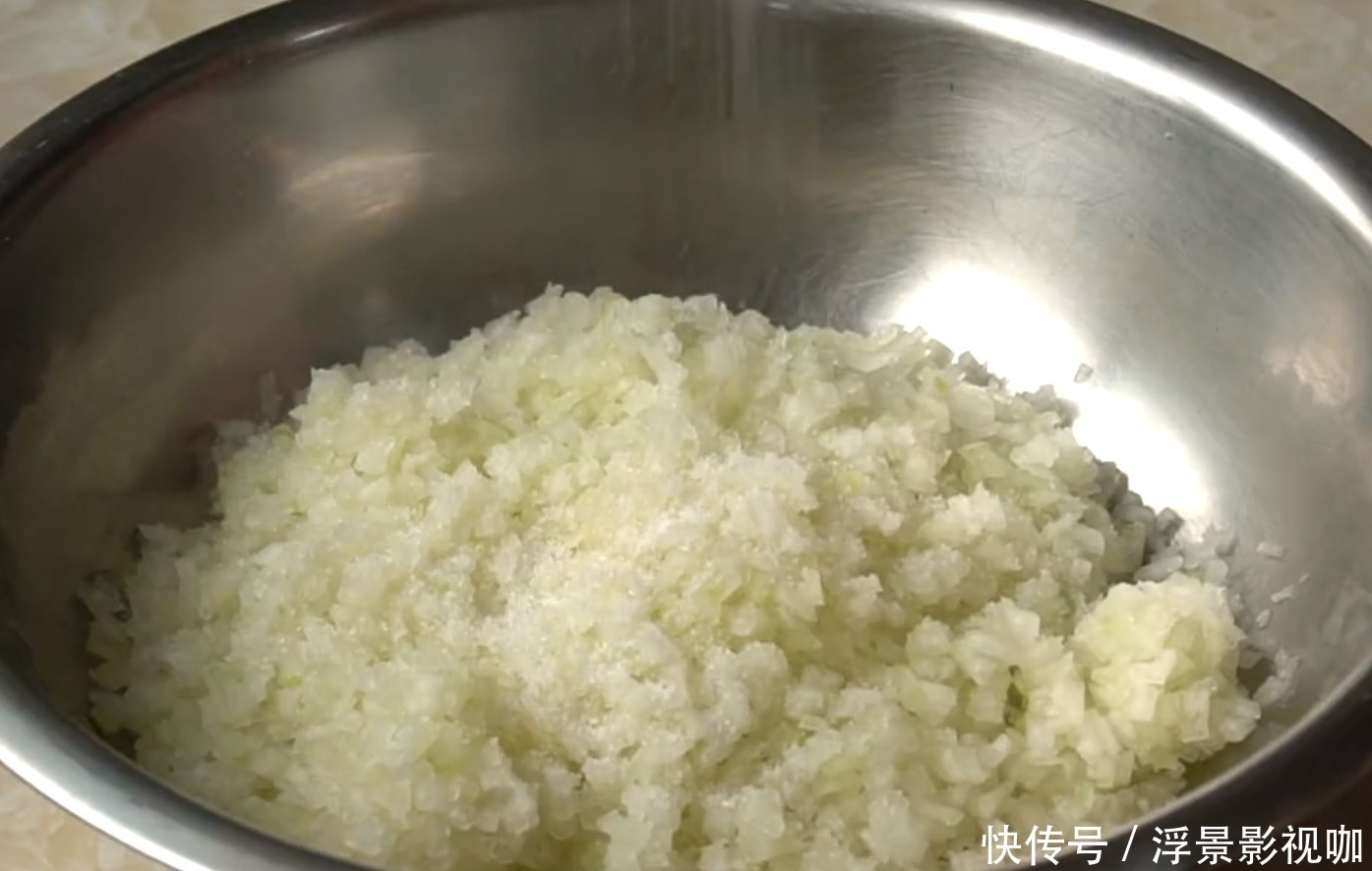 不会做包子没关系,老左教你懒人做法,双手一折一卷,比包子还香