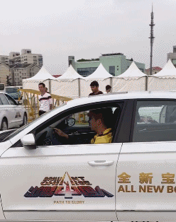 |搞笑GIF:今天和女朋友出门忘记带药怎么办