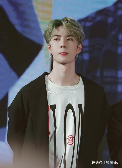 肖战经常陪她打游戏，王一博会带她骑摩托，她人缘是有多好