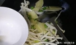  倒入|这道菜不常见，隔三差五吃一点，营养全面，清爽又美味！