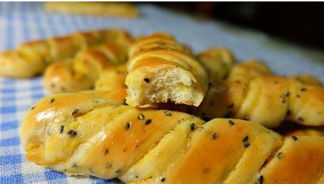 1碗面粉2个鸡蛋，做好吃的开口笑，香酥可口，大人小孩都爱吃