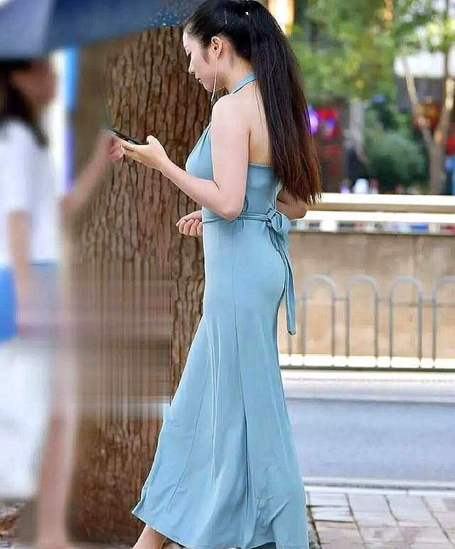 浅蓝色飘逸连衣裙，让你时尚出街，展现青春活力