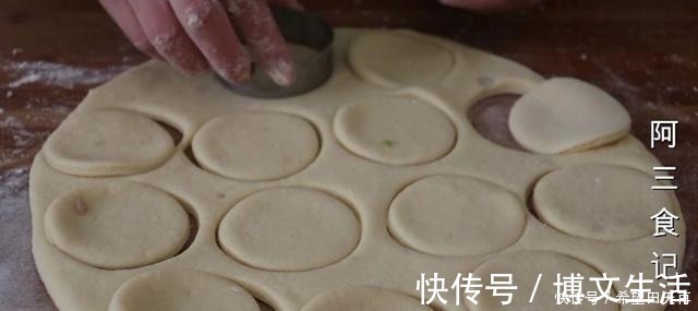 小饼|山药别再炖了,加2个鸡蛋,教你1个新做法,出锅比吃大鱼大肉还香