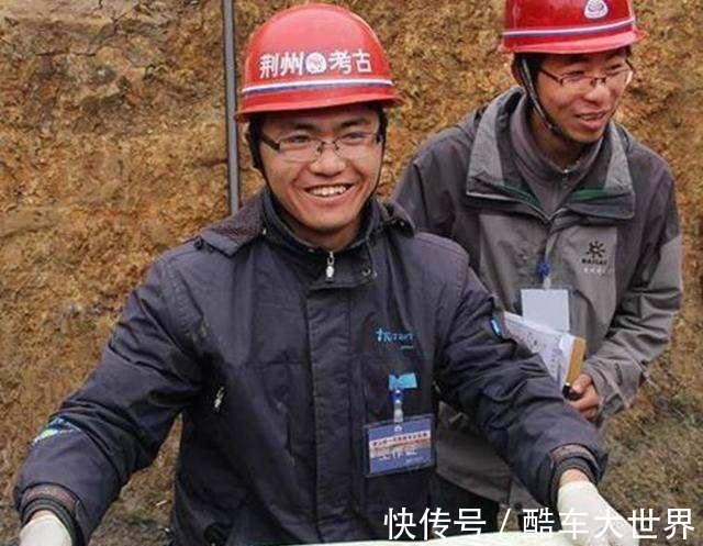 铸剑#这把宝剑尘封地下千年,在古墓中,重见天日时割伤了专家!