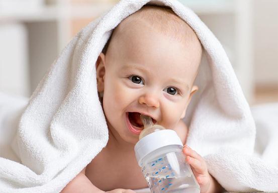 宝宝|如何看待不给婴儿喝水,不把尿等现代育儿观念?