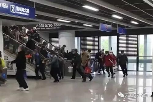 南京钓鱼老大爷才是钓鱼人“典范”，要多恩正有多恩正，摆的一米