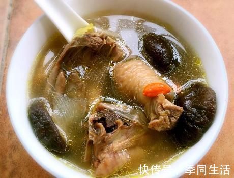 香菇|炖鸡汤,直接下锅炖是不对的,难怪口感差,大厨教你正确做法