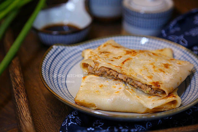 在家|不用和面，一样在家做馅饼，做好的饼，放凉后饼皮也不硬